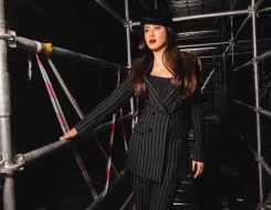 المغرب اليوم - إطلالات البدلة النسائية تعكس أناقة الشتاء 2026