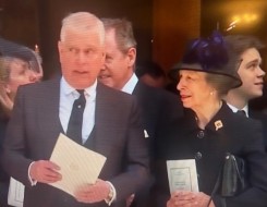 المغرب اليوم - اعتقال الأمير السابق أندرو شقيق الملك تشارلز الثالث في بريطانيا