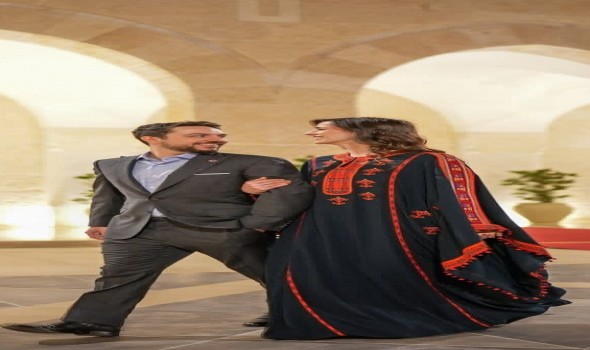 الأميرة رجوة تتألق بإطلالة رمضانية في صورة مع ولي العهد الأردني