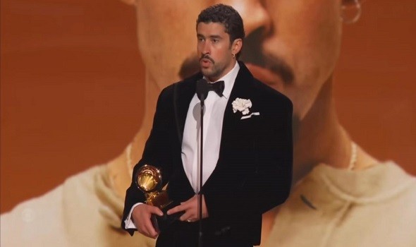 المغرب اليوم - باد باني منتقد ترمب يحقق فوزاً تاريخياً في غرامي ويصبح أول فنان إسباني اللغة يحصد جائزة ألبوم العام