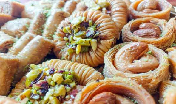 المغرب اليوم - أساور الست حلى فاخر يزيّن سفرة رمضان