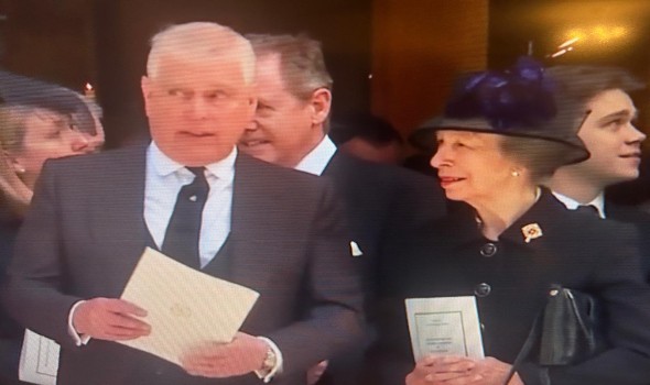 المغرب اليوم - اعتقال الأمير السابق أندرو شقيق الملك تشارلز الثالث في بريطانيا