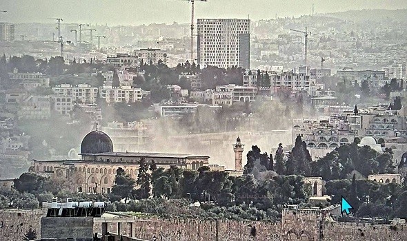 إسرائيل تدين جنون النظام الإيراني بعد سقوط شظايا صاروخ قرب المسجد الأقصى