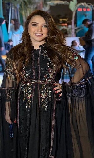 المغرب اليوم - إطلالات النجمات بالأسود في رمضان أناقة كلاسيكية تخطف الأنظار