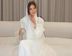 المغرب اليوم - 6 تنسيقات عصرية باللون الأبيض للمحجبات لإطلالة أنيقة في المناسبات