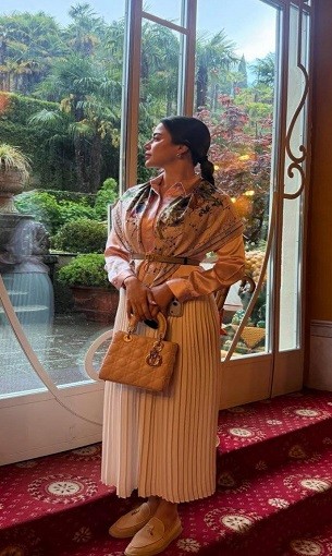 المغرب اليوم - يارا السكري تتألق بإطلالات كلاسيكية راقية