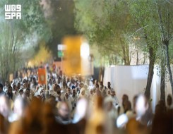 المغرب اليوم - الحجاج يتوافدون إلى عرفات لأداء ركن الحج الأعظم وسط إجراءات مكثفة لمواجهة الحرارة