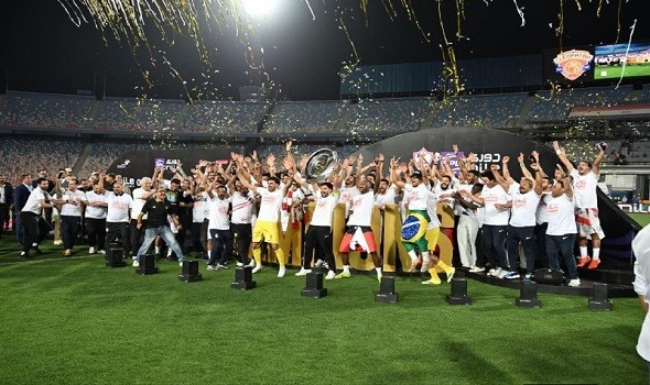 المغرب اليوم - احتفالات صاخبة لجماهير الزمالك بعد التتويج بلقب الدوري المصري الـ15