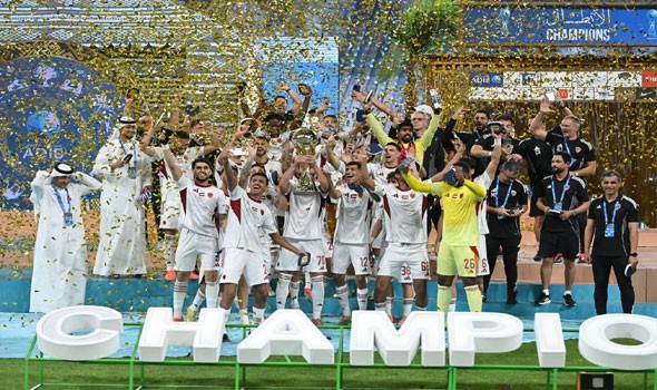 المغرب اليوم - لاعبو الوحدة يحتفلون بالتتويج بلقب كأس مصرف أبوظبي الإسلامي بعد الفوز على العين بركلات الترجيح