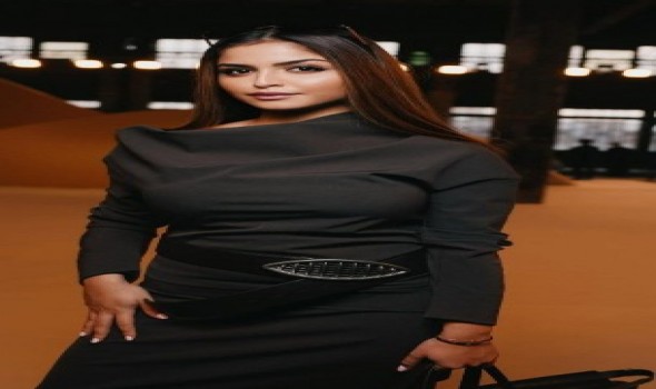 حلا الترك تخطف الأنظار بإطلالاتها الشبابية الراقية