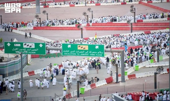 المغرب اليوم - الحجاج يبدؤون رمي جمرة العقبة الكبرى وسط انسيابية وتنظيم متكامل في مشعر منى