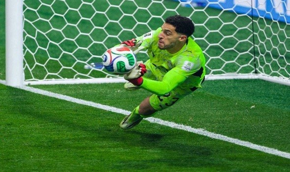 المغرب اليوم - مصطفى شوبير يعادل تقييم أوناي سيمون في تصنيف حراس كأس العالم