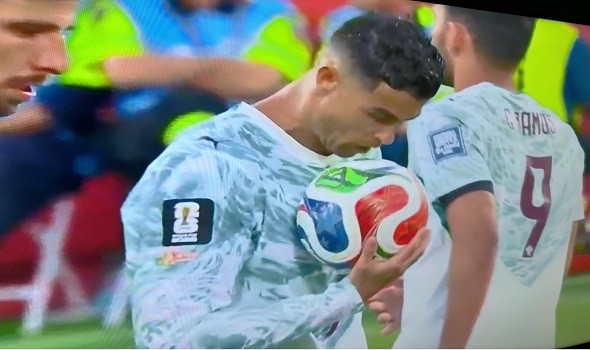 المغرب اليوم - رونالدو في الصدارة وميسي يطارده على عرش الانتصارات في القرن الـ21