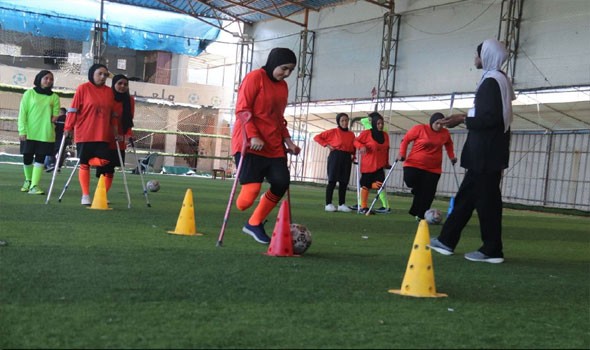 المغرب اليوم - قصص ملهمة من أول فريق كرة قدم نسائي للمبتورين في غزة