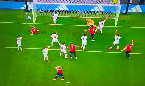 المغرب اليوم - تهديد لاعب بالقتل بعد فرصة ضائعة في المونديال