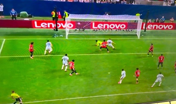 المغرب اليوم - الجماهير العالمية تسخر من فيفا بعد أخطاء الحكم الكارثية ضد مصر