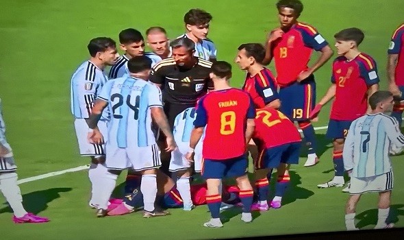 المغرب اليوم - إسبانيا والأرجنتين إلى الأشواط الإضافية بعد التعادل السلبي وطرد إنزو فرنانديز