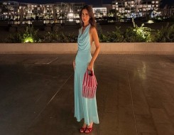 المغرب اليوم - الحذاء الأحمر يعزّز أنوثة وجاذبية إطلالات النجمات هذا الموسم