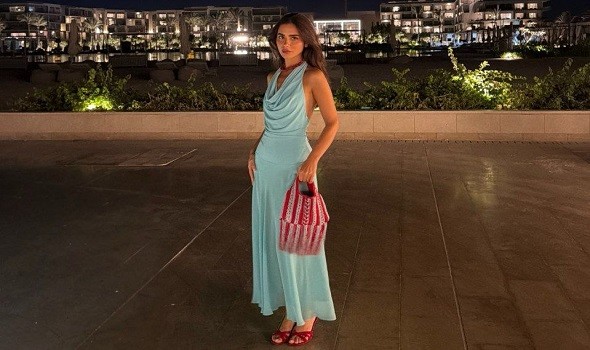 المغرب اليوم - الحذاء الأحمر يعزّز أنوثة وجاذبية إطلالات النجمات هذا الموسم