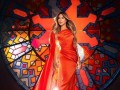 المغرب اليوم - إطلالات نجوى كرم بالفساتين الملونة عنوان عودتها الفنية وأناقتها الجريئة