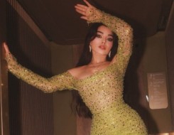 المغرب اليوم - فساتين السهرة الجريئة والبراقة تخطف أنظار النجمات