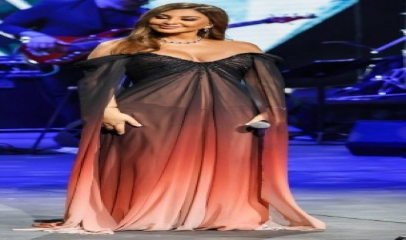 المغرب اليوم - إليسا تتألق بصيحة الفساتين بالأكتاف المنسدلة بالتزامن مع عيد ميلادها