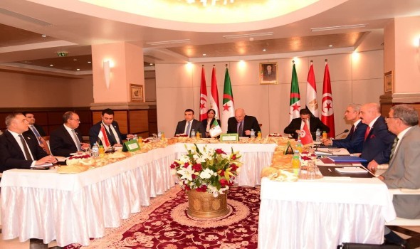 المغرب اليوم - دول جوار ليبيا تدعو إلى احترام القانون الدولي وترفض التدخلات الخارجية في ختام اجتماع الجزائر